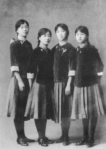 1916ֻ꣬һǵĺӰϴǱ໪ŮѧУ